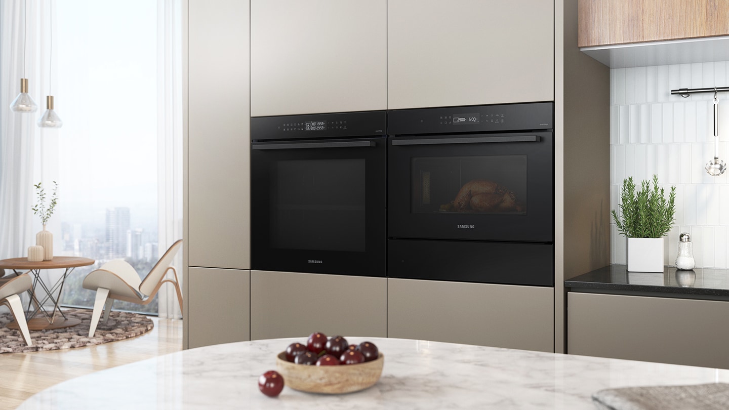 Mostra il forno da incasso perfettamente installato in una cucina accanto a un forno a microonde Combi.