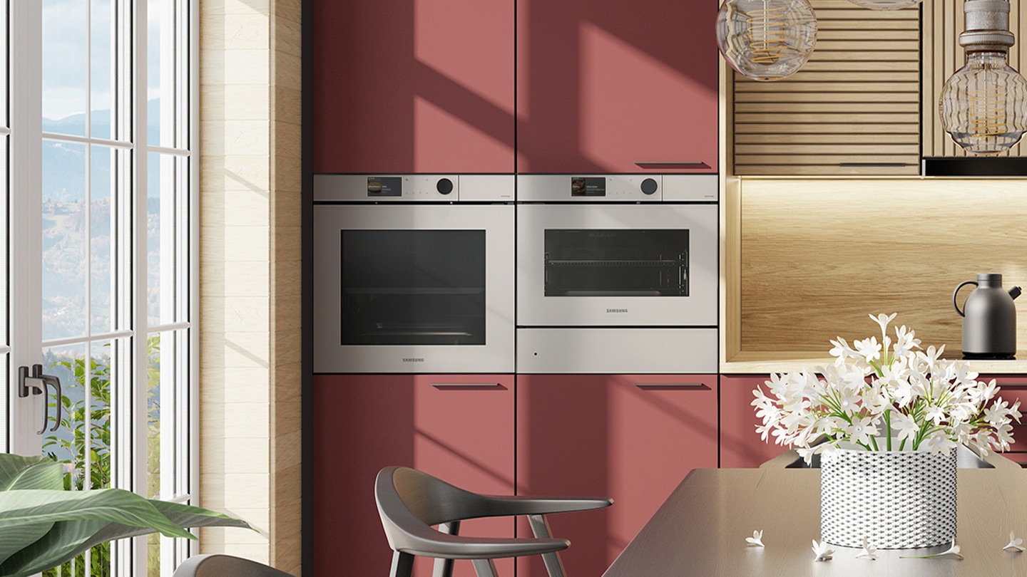 Mostra il forno da incasso perfettamente installato in una cucina accanto a un forno a microonde combinato. Il suo colore ""Clean Beige"" SU MISURA completa ed esalta con eleganza la combinazione di colori della cucina.