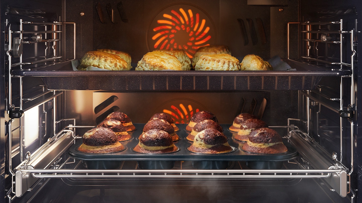 Mostra varie torte e pasticcini che vengono cotti nel forno utilizzando il sistema di convezione, ma vengono mantenuti umidi con il vapore utilizzando l'opzione Aggiungi vapore.