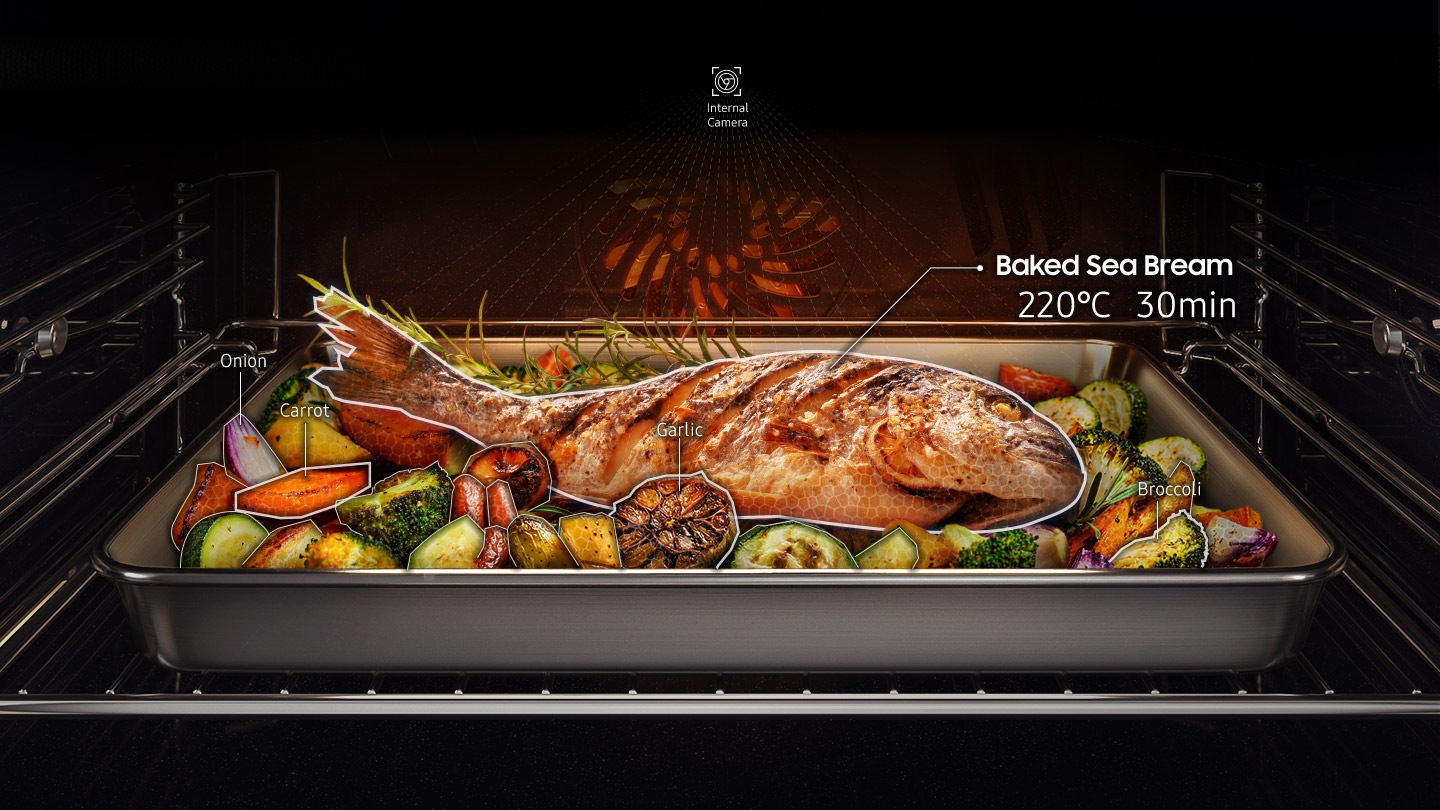 Mostra l'interno di un forno. Utilizzando la fotocamera interna, il sistema AI Pro Cooking ha rilevato che il piatto da cuocere è l'orata al forno con verdure, tra cui cipolle, carote, aglio e broccoli. Si consiglia di cuocere questo piatto a 220°C per 30 minuti.
