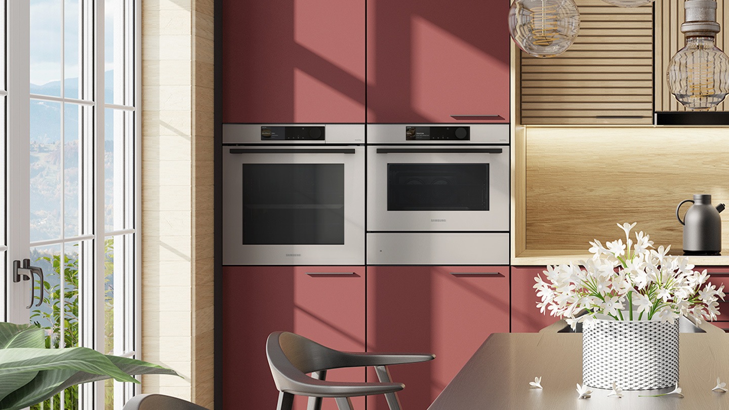 Mostra il forno da incasso perfettamente installato in una cucina accanto a un forno a microonde combinato. Il suo colore ""Clean Beige"" SU MISURA completa ed esalta con eleganza la combinazione di colori della cucina.