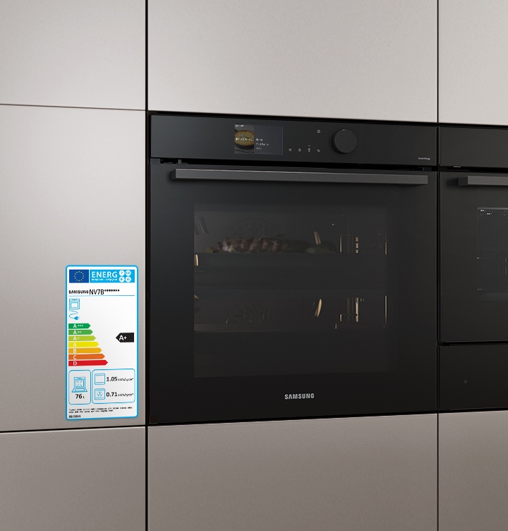 Mostra il forno in cucina con un'etichetta che ne evidenzia il grado di efficienza energetica A+. Dimostra inoltre che ha una capacità di 76 litri e consuma 1,05 kWh/ciclo come forno convenzionale e 0,71 kWh/ciclo con convezione forzata.