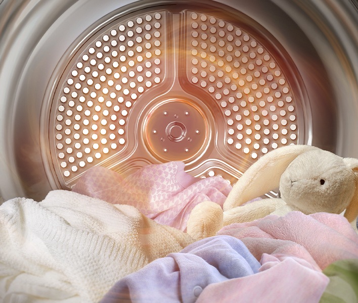 Il calore ad alta temperatura viene emesso dal riscaldatore all'interno del tamburo DV7400B, asciugando vestiti e bambole.