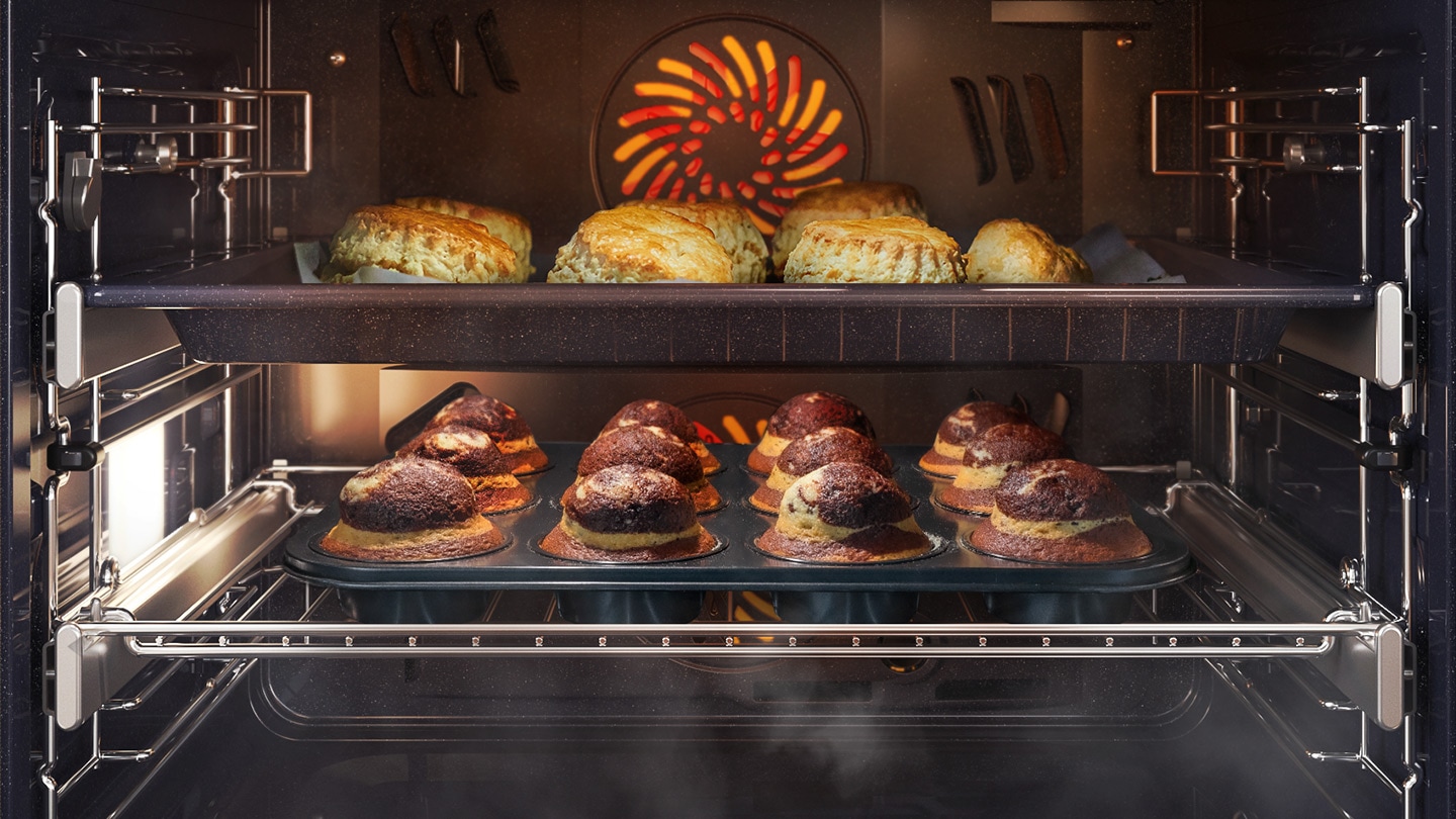 Mostra varie torte e pasticcini che vengono cotti nel forno utilizzando il sistema di convezione, ma vengono mantenuti umidi con il vapore utilizzando l'opzione Aggiungi vapore.