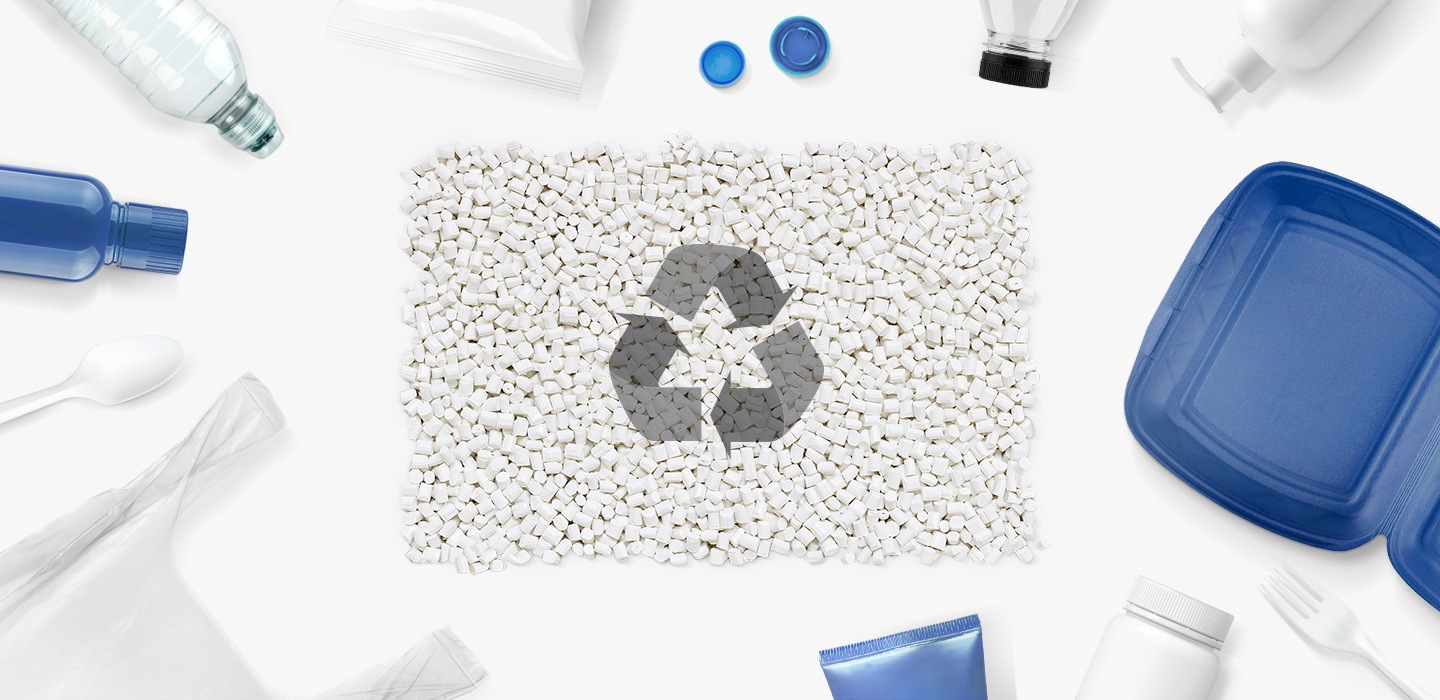 The silhouette of Galaxy Book3 Ultra is in the center, filled with recycled plastics and the recycling symbol in the middle. Around it, various plastic materials are shown.