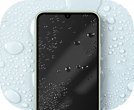 Un Galaxy A34 5G con lo schermo spento è cosparso di gocce d'acqua. 