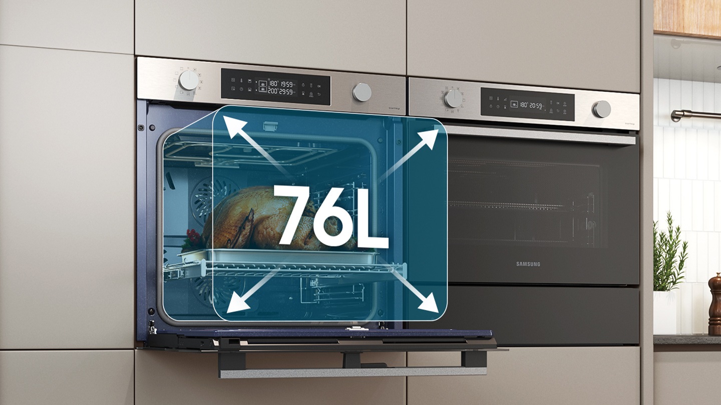 Mostra un grande tacchino che cuoce all'interno dello spazioso forno con frecce che ne illustrano la capacità di 76 litri.