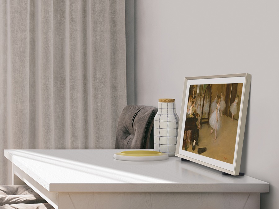 The Frame is mounted on a Lean-Back stand on a table.