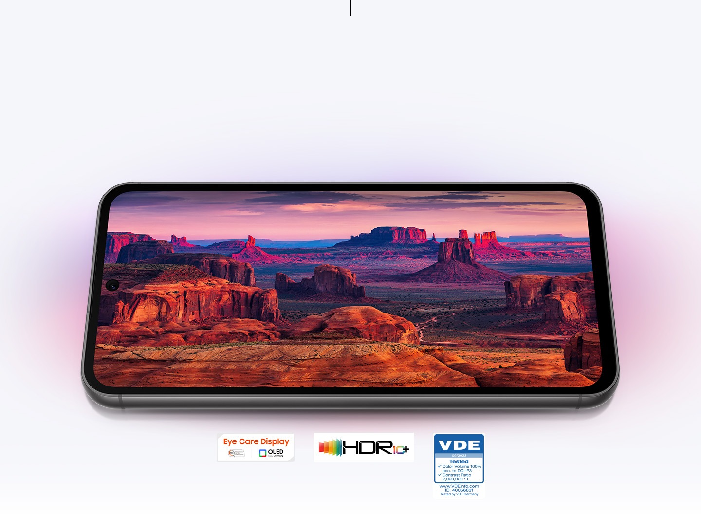 Un dispositivo Galaxy S23 FE a schermo intero con l’immagine di un paesaggio montano nelle tonalità del rosso e del viola catturato dalla fotocamera. Scritta: Display Eye Care, performance testata da SGS, www.sgs.com/performance, OLED fornito da Samsung. HDR10+ Logo. Logo VDE con testi 09/2023 Volume colore testato al 100% in base a DCI-P3 Rapporto di contrasto 2.000.000:1 www.VDEinfo.com ID. 40056831 Testato da VDE Germania.