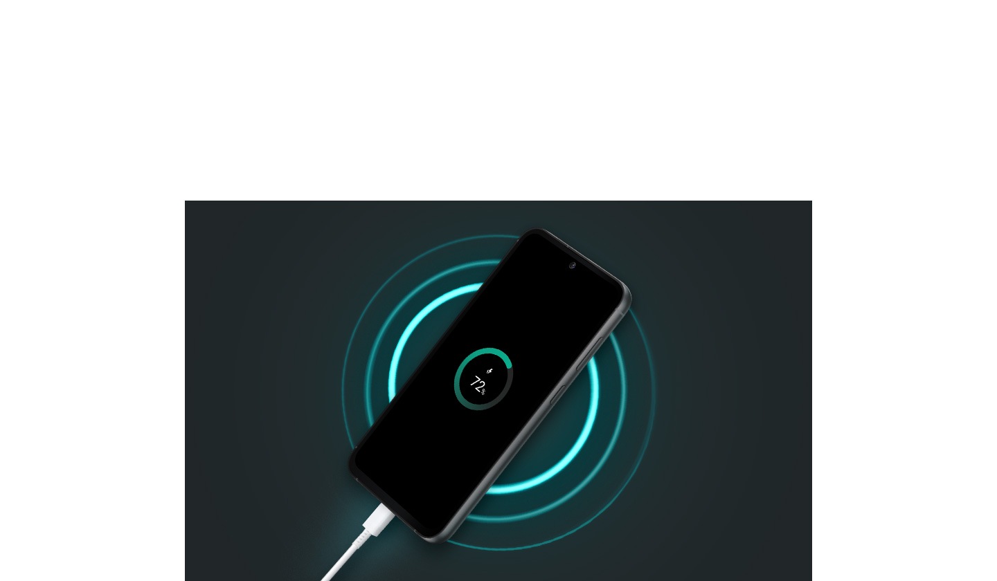 Un Galaxy S23 FE collegato a un caricabatterie con la scritta 72% sullo schermo. 