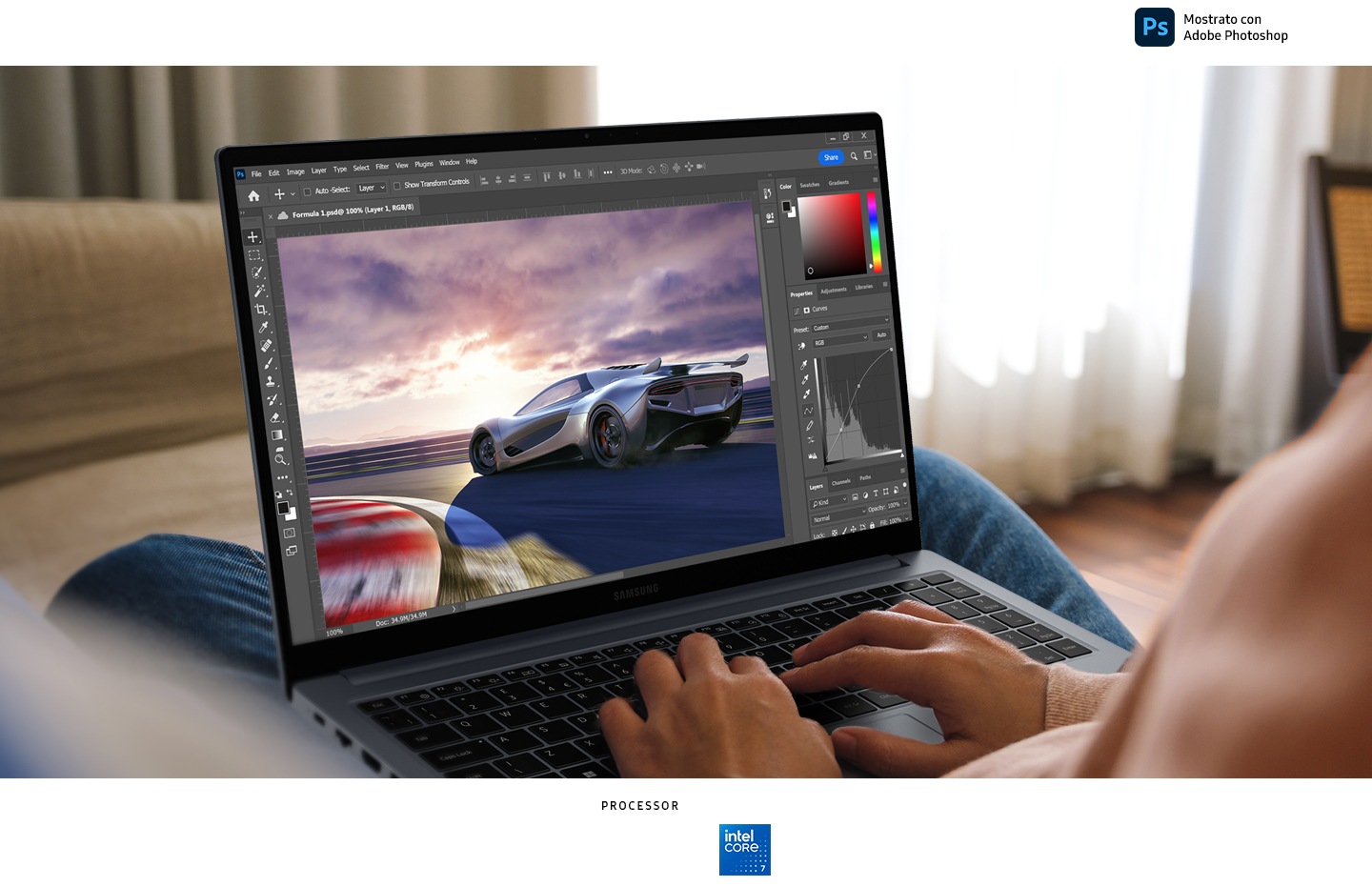 Una giovane donna in piedi al chiuso tiene in mano Galaxy Book4 aperto mentre digita sulla tastiera del laptop. Galaxy Book4 in Gray è aperto e rivolto in avanti, con uno sfondo blu scuro e arancione sullo schermo. Vista ravvicinata del logo Samsung sulla cover di un Galaxy Book4 in Gray. Galaxy Book4 ha uno spessore di 15,4 mm, pesa 1,55 kg ed è dotato di un display 15,6 FHD.