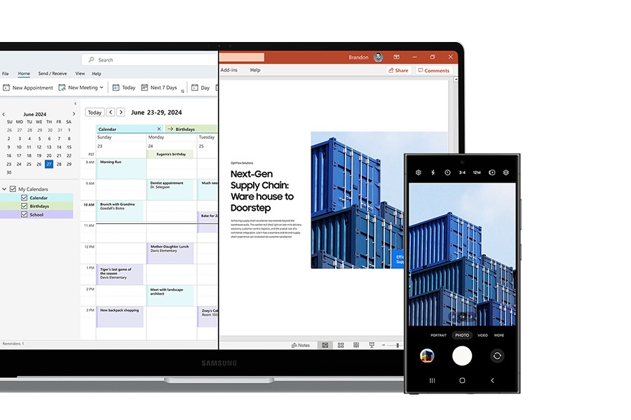 Galaxy Book4 Pro in Platinum Silver con le app Microsoft Outlook Calendar e Microsoft PowerPoint aperte sullo schermo e Galaxy S24 Ultra sono posizionati uno accanto all'altro. Una foto di edifici nell'app Fotocamera su Galaxy S24 Ultra viene copiata e incollata nel file di presentazione aperto su Galaxy Book4 Pro per evidenziare l'ecosistema inter-dispositivo.