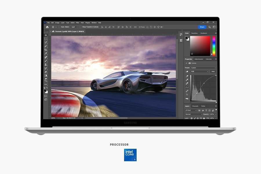 Galaxy Book4 in Silver, aperto e rivolto in avanti con l'immagine di un'auto da corsa aperta per la modifica nell'app Adobe Photoshop sullo schermo. Sotto sono visibili i loghi dei processori Intel Core 3, Intel Core 5 e Intel Core 7.