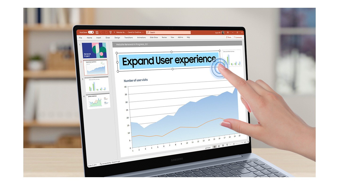 Un Galaxy Book4 Edge nel colore Sapphire Blue aperto, con a video una presentazione realizzata con l'app PowerPoint di Microsoft e il dito di una persona che tocca il touchscreen.