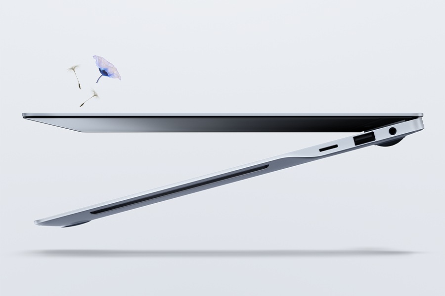Galaxy Book4 Edge este așezat în partea stângă, ușor deschis și plutind în aer.
