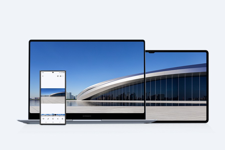 Un Galaxy S24 Ultra, un Galaxy Book4 Edge și o Galaxy Tab S9 Ultra sunt plasate unul lângă altul. Aplicația Samsung Gallery este deschisă pe Galaxy S24 Ultra, afișând câteva imagini. Una dintre imagini este afișată pe ecranul Galaxy Book4 Edge, extinzându-se pe ecranul Galaxy Tab S9 Ultra pentru a reprezenta ecosistemul dispozitivelor conectate.