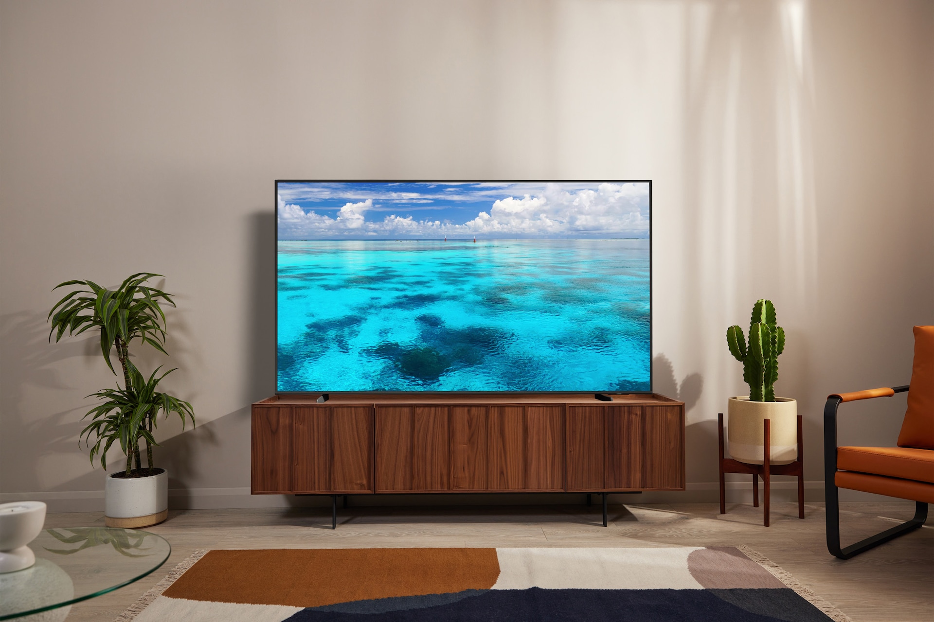 Q60B QLED TV Lifestyle Feature Image3 Low Res jpeg