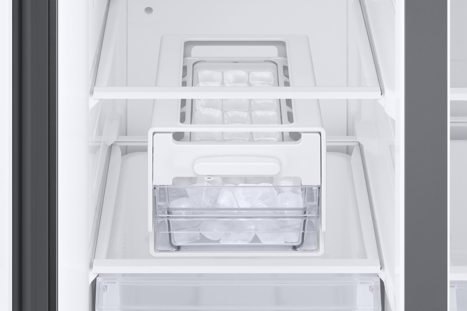 detail-twist-ice-maker Black