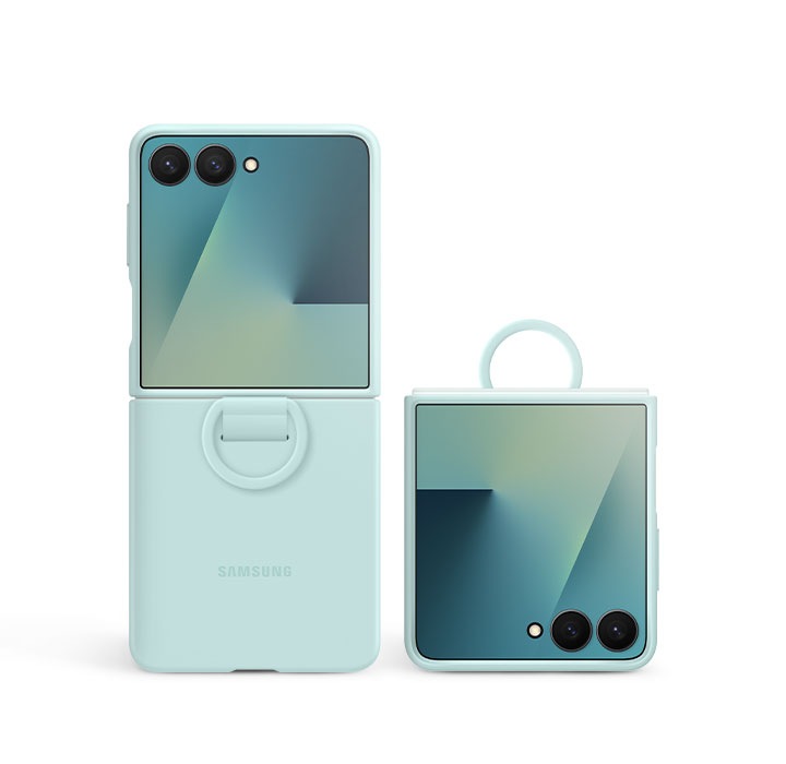 Два устройства Galaxy Z Flip7 расположены вертикально (вид спереди) с включенным FlexWindow. Один в разложенном виде, другой – в сложенном. Телефоны в силиконовых чехлах Ring Case (Silicone) мятного цвета, в которых рядом с петлями видны удобные для переноски кольца.