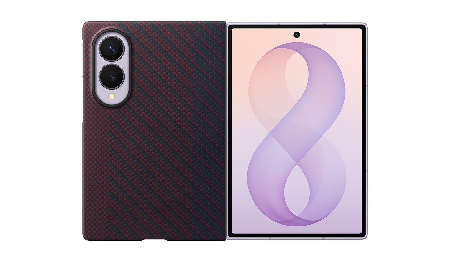 Galaxy Z Fold8 чёрного цвета в карбоновом чехле с магнитным креплением тёмно-бордового цвета показан с тыльной стороны в раскрытом виде.
