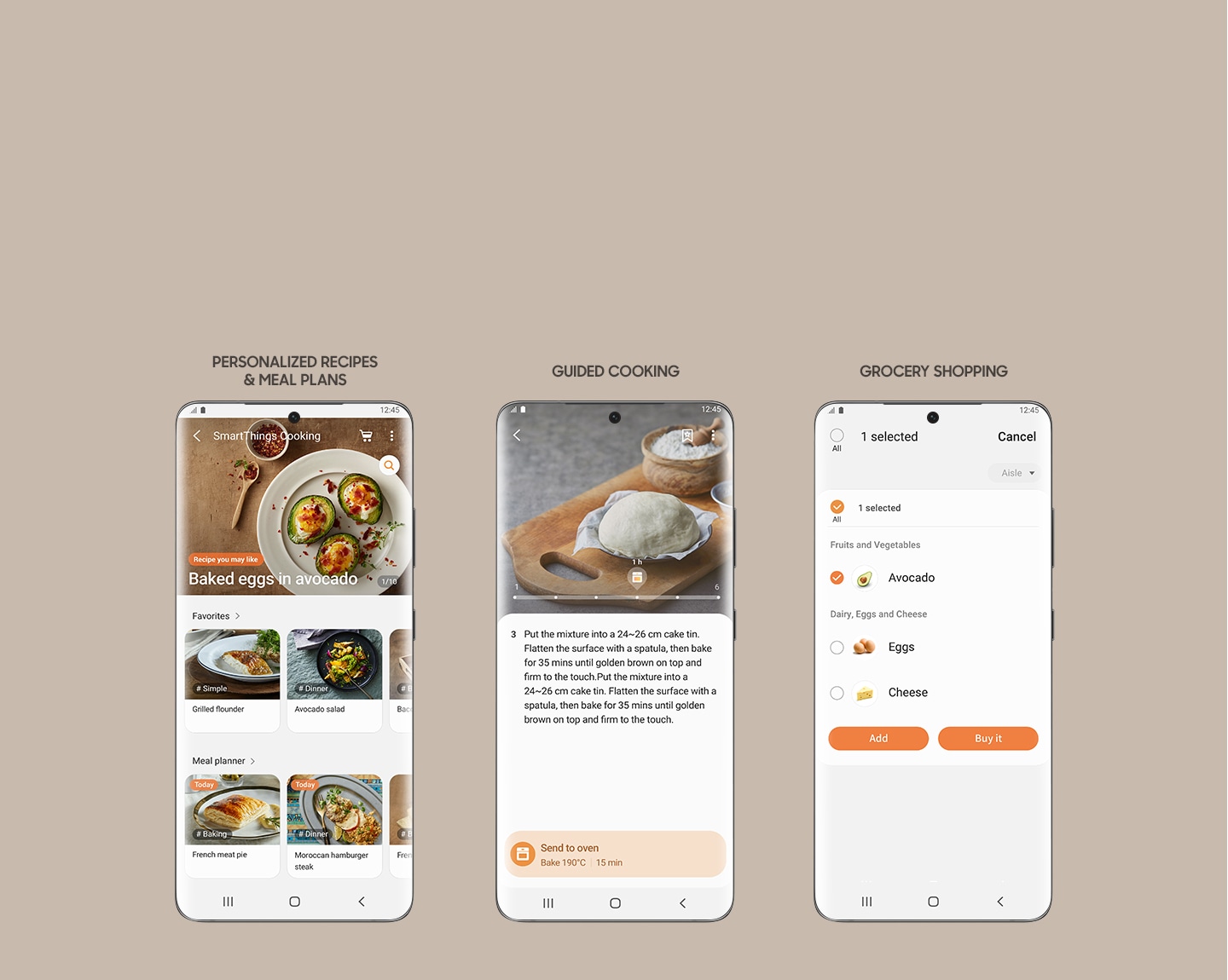 Показывает 3 экрана смартфона из приложения SmartThings Cooking, которое позволяет вам получать доступ к персонализированным рецептам и планам питания, просматривать пошаговые инструкции по приготовлению и создавать список покупок для покупки ингредиентов.