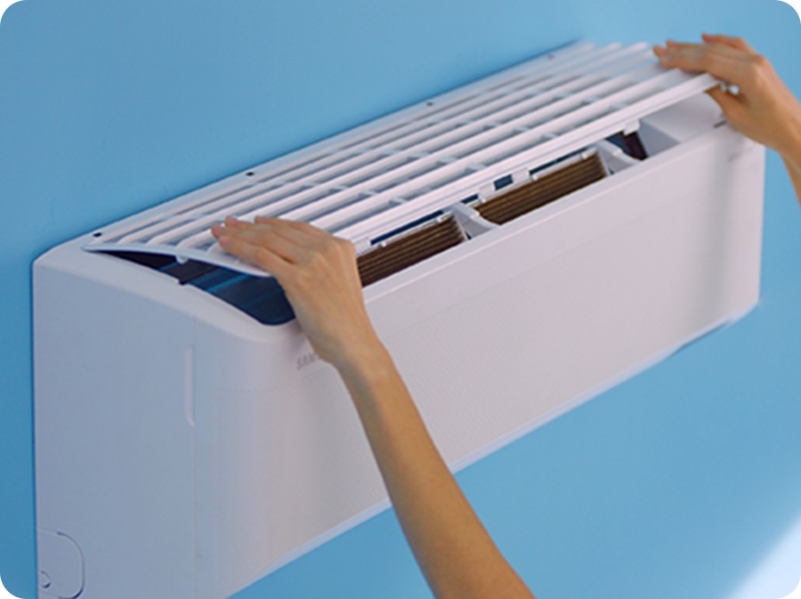 Показано, как открыть верхнюю часть внутреннего блока и промыть фильтр водой.