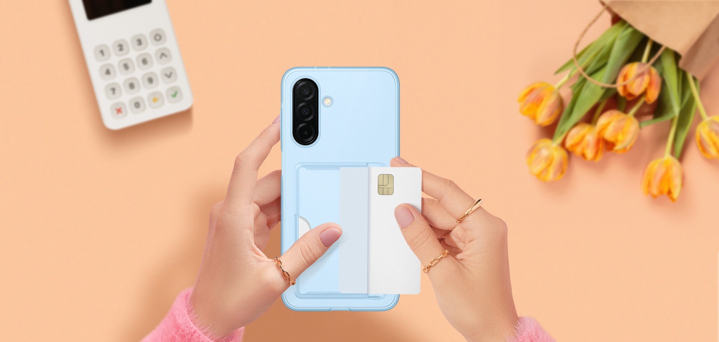 Руки, держащие устройство Galaxy A26 5G в чехле Card Slot Case, вытаскивают банковскую карту для оплаты в цветочном магазине.