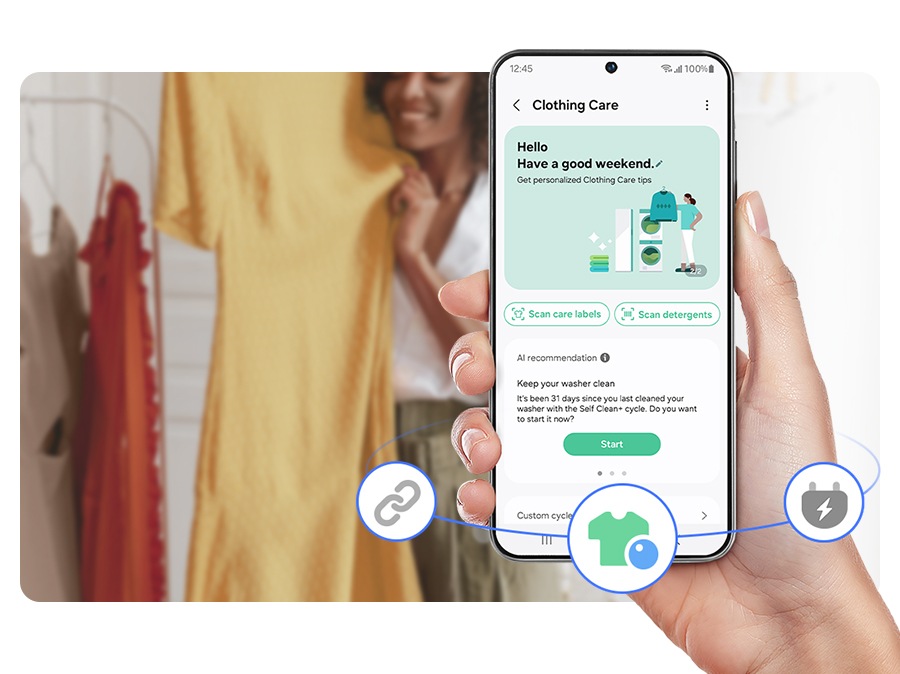 Человек пользуется программой SmartThings по уходу за одеждой, и ему выдаются рекомендации искусственного интеллекта.