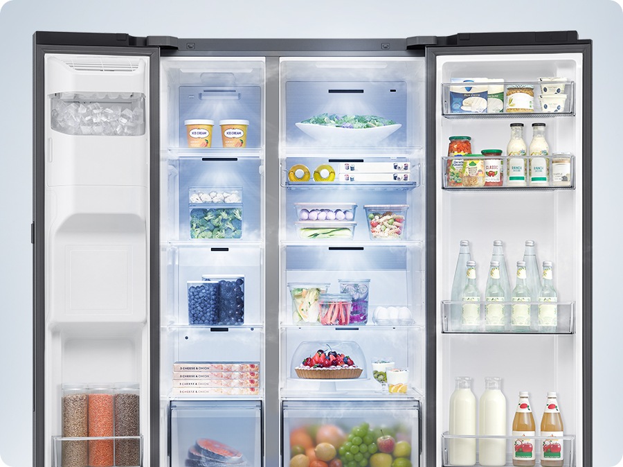 Холодильник, заполненный различными продуктами, открыт. Холодный воздух выходит через вентиляционные отверстия в каждом отделении для поддержания оптимальной температуры, чтобы продукты оставались свежими.
