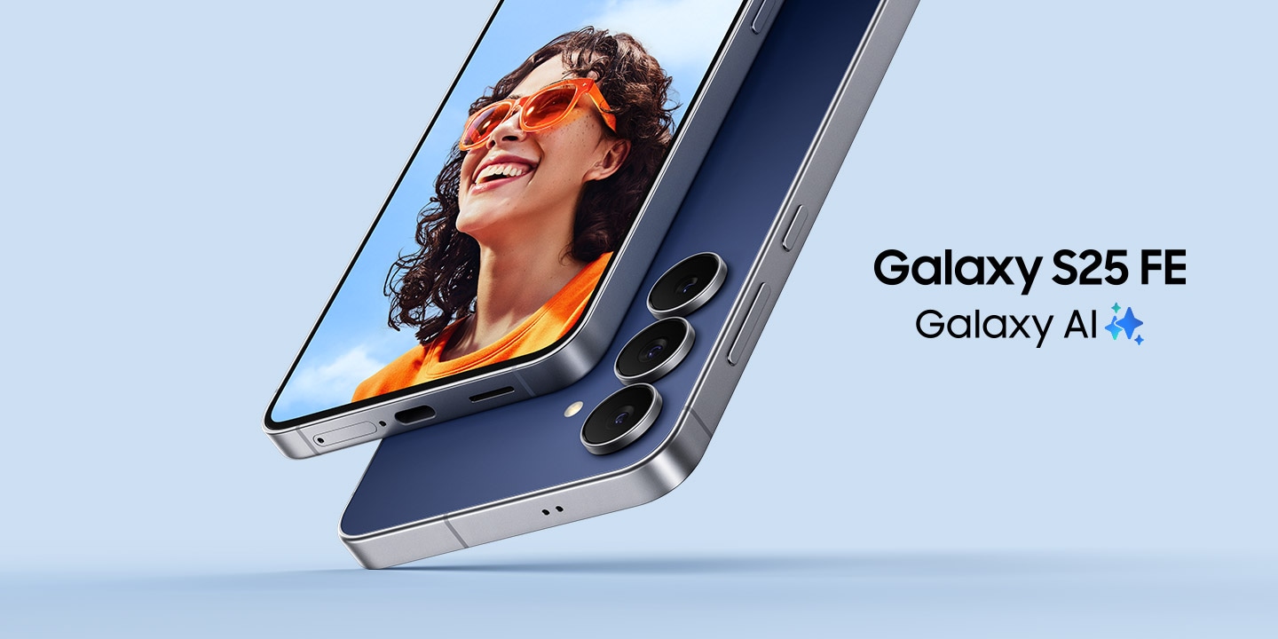 Крупный план Samsung Galaxy S25 FE в Синем цвете, подчеркивающий дизайн его тройной камеры заднего вида и тонкие рамки. На экране отображается яркая фотография улыбающегося человека в оранжевых солнцезащитных очках и оранжевом топе на фоне ясного голубого неба. Появляются логотипы 