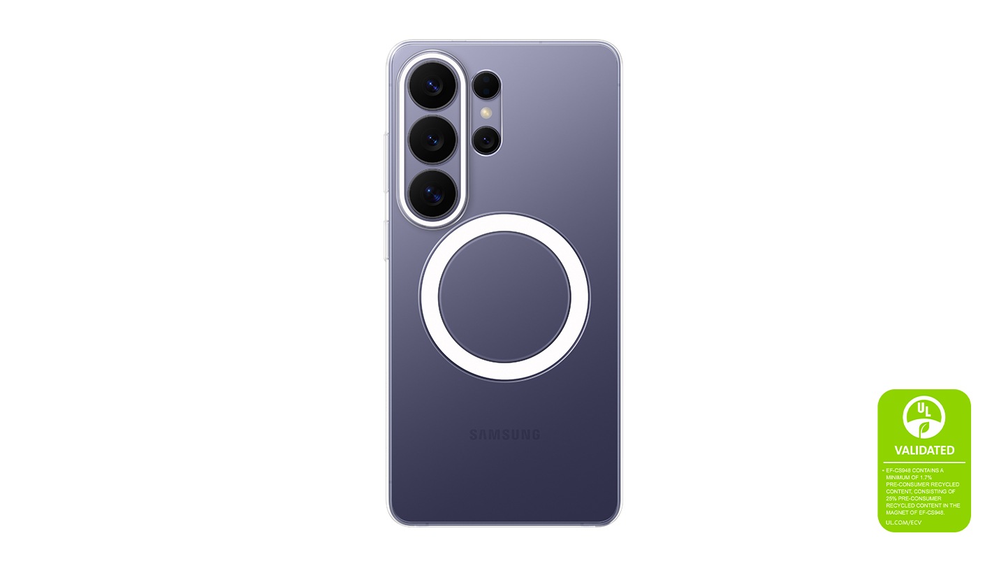 В кадре смартфон Galaxy S26 Ultra кобальтового фиолетового цвета, развернутый задней панелью, в элегантном прозрачном магнитном чехле Clear Magnet Case. Демонстрируется маркировка экологической сертификации UL с текстом: &laquo;ПРОШЛО СЕРТИФИКАЦИЮ UL. ЧЕХОЛ EF-CS948 СОДЕРЖИТ НЕ МЕНЕЕ 1,7% ПЕРЕРАБОТАННЫХ МАТЕРИАЛОВ, ВКЛЮЧАЯ 25% ПЕРЕРАБОТАННЫХ МАТЕРИАЛОВ В МАГНИТЕ ЧЕХЛА EF-CS948. UL.COM/ECV&raquo;.