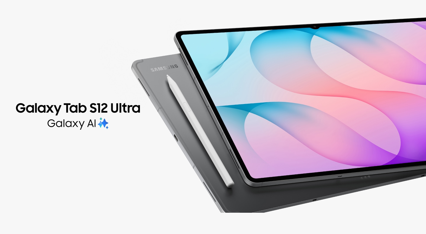 Планшет Galaxy Tab S12 Ultra серого цвета лежит экраном вниз, на задней крышке виден логотип Samsung. Шестигранный стилус S Pen, входящий в комплект, прикреплен к задней панели. Сверху лежит другой планшет Galaxy Tab S12 Ultra, слегка наклоненный вверх, с яркими обоями на огромном 14,6-дюймовом дисплее. Логотип Samsung. Логотип и иконка Galaxy AI.
