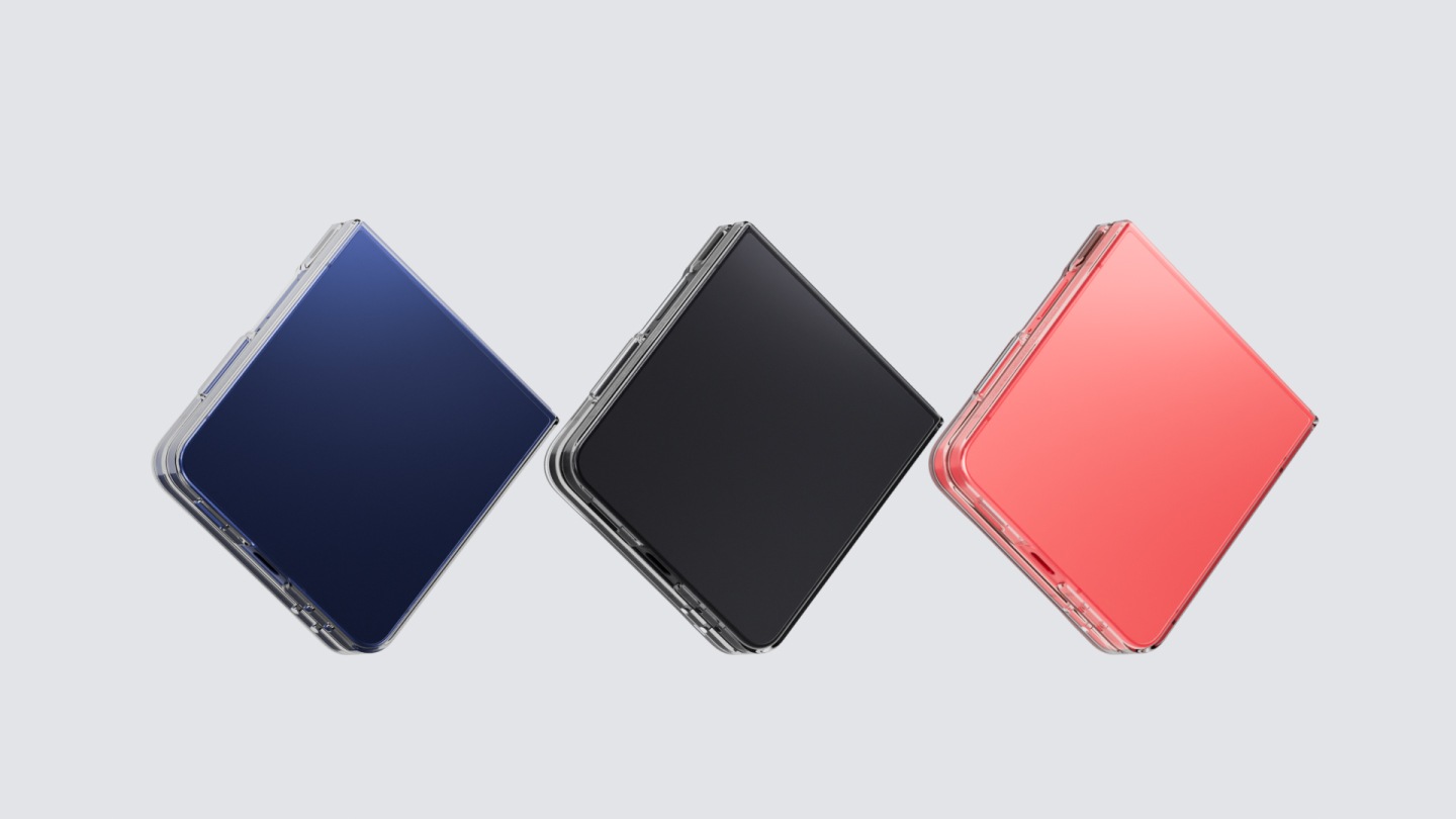 Изображение приподнятых краев прозрачного чехла для Galaxy Z Flip7 сменяется горизонтальным видом сбоку, на котором прозрачный чехол устанавливается на Galaxy Z Flip7 в цвете Blue Shadow. Устройство слегка складывается и съезжает вниз. То же устройство видно сверху, крупным планом показана задняя камера. Слегка сложенное устройство сдвигается отверстием вверх, вращаясь и открывая два других устройства Galaxy Z Flip7 в цветах Jetblack и Coralred, на которых надет прозрачный чехол. Все они съезжают вниз. Они снова появляются сверху, устройства развернуты и видны сзади. Они слегка складываются один за другим, затем полностью складываются один за другим. Они вращаются на одном углу, останавливаясь, когда видна задняя крышка.