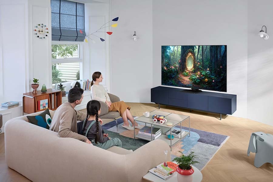 A family of 3 are watching a movie on the NEO QLED TV. 