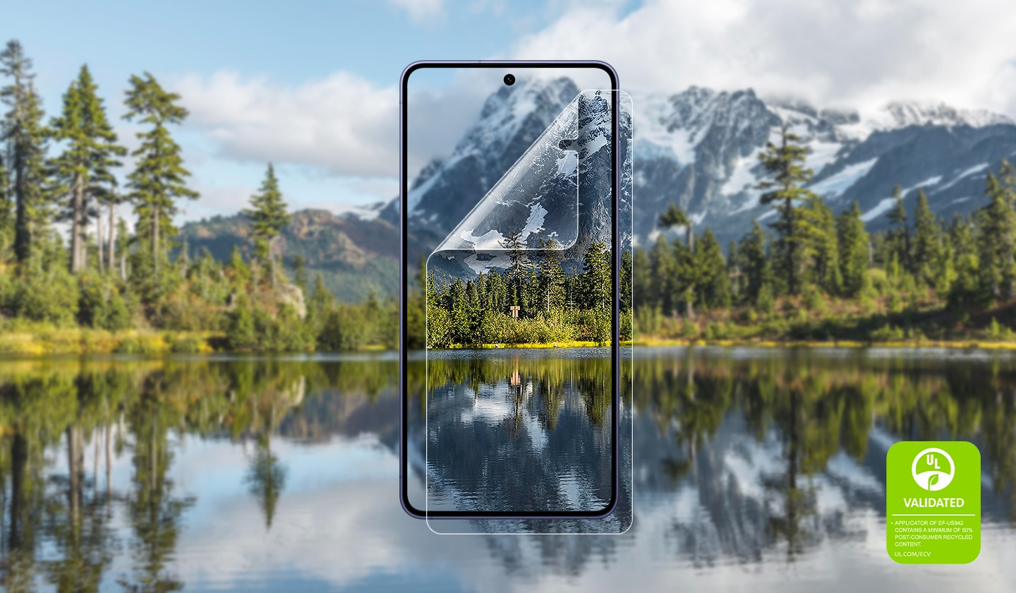 В кадре смартфон Galaxy S26, развернутый экраном с антибликовой пленкой, контур которой наложен на изображение горного озера, чтобы подчеркнуть прозрачность пленки. Демонстрируется маркировка экологической сертификации UL с текстом: &laquo;ПРОШЛО СЕРТИФИКАЦИЮ UL. АППЛИКАТОР EF-US942 СОДЕРЖИТ НЕ МЕНЕЕ 50% ПЕРЕРАБОТАННЫХ МАТЕРИАЛОВ. UL.COM/ECV&raquo;.