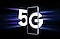 Galaxy A53 5G visto desde el frente contra un fondo negro. Desde la izquierda, un 5 grande y blanco se acerca al smartphone inteligente con vetas de luz que acentúan el número para mostrar que está entrando rápidamente. Desde la derecha, una G grande y blanca ha ingresado parcialmente a la pantalla del smartphone inteligente. 