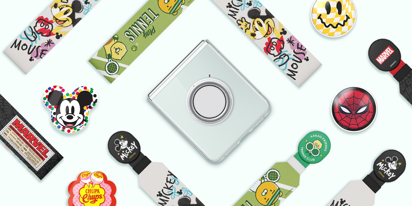 Una vista plana de accesorios de colaboración coloridos alineados, incluidas correas y agarres alrededor de un dispositivo Galaxy Z Flip5 plegado con estuche transparente para dispositivos, colocada en el centro.