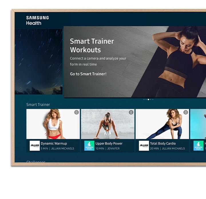 Se puede ver la imagen del menú principal de la interfaz de usuario de Smart Trainer de Samsung Health con una mujer que hace ejercicio con las palabras “Ejercicios de Smart Trainer”. Debajo de la imagen grande se observan varias imágenes en miniatura de diferentes videos de entrenamiento.