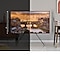Se muestra el efecto del sensor de brillo de The Frame. A la izquierda, los niveles de brillo de la obra de arte en la pantalla coinciden con el nivel de brillo de la sala de estar. A la derecha, los niveles de brillo de la imagen se reducen para que coincidan con el ambiente de poca luz de la sala de estar.