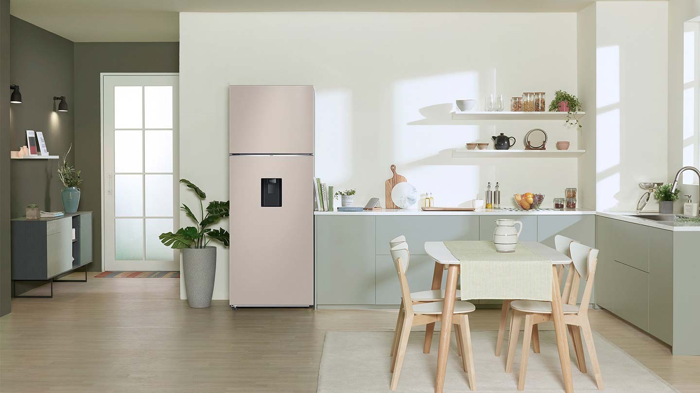 El refrigerador está instalado en la cocina.