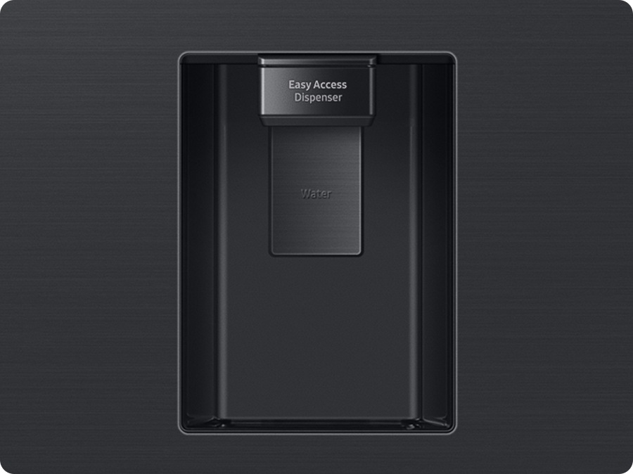 Primer plano del dispensador de agua en la puerta del refrigerador. Es fácil acceder a esto.