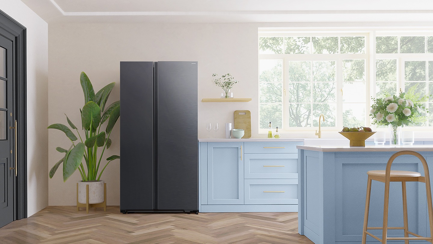 El refrigerador está instalado en la cocina.
