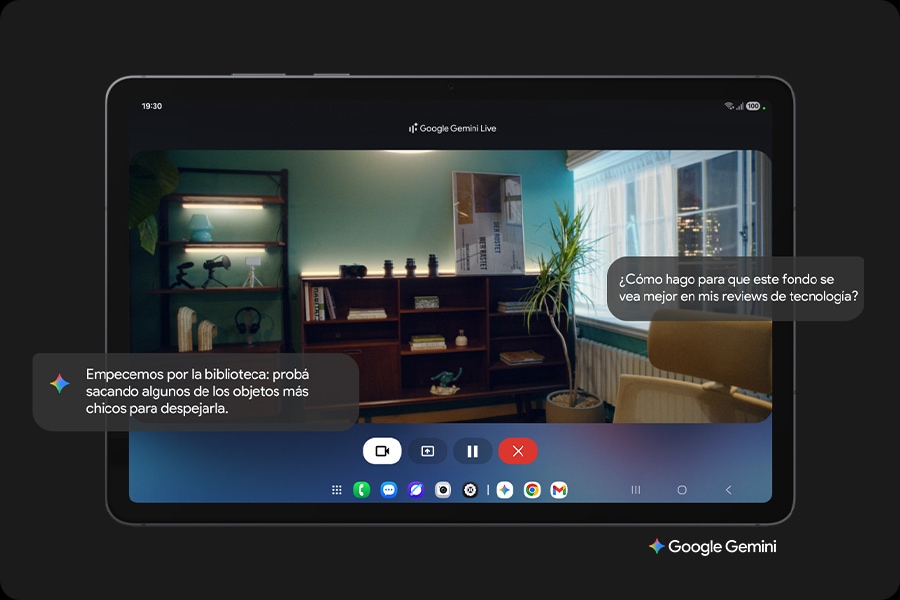 Se ve la Galaxy Tab S11 Ultra mostrando una página web sobre el postre coreano bingsu en la pantalla principal. Mediante una conversación natural, puedes preguntarle a Google Gemini cualquier cosa que veas en la pantalla. Se muestra el logotipo de Google Gemini.