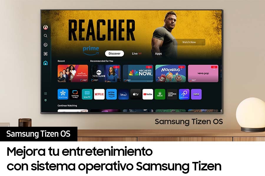 Un televisor montado en la pared muestra aplicaciones populares y contenido seleccionado en el menú de inicio de "Samsung Tizen OS".