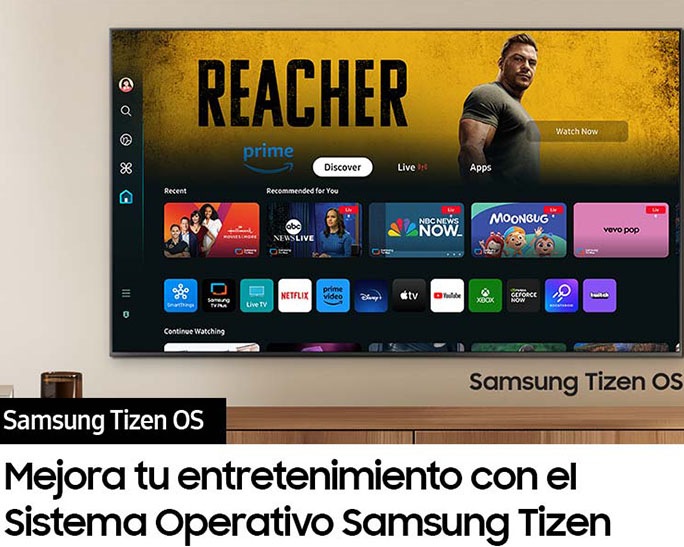 Un televisor montado en la pared muestra aplicaciones populares y contenido seleccionado en el menú de inicio de "Samsung Tizen OS".