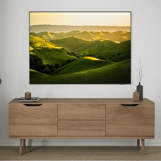 Crystal UHD DU7000 muestra una imagen con colinas verdes en la sala de estar.