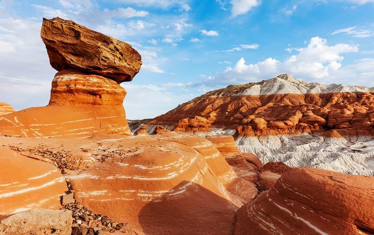 Photo de paysage d'un rocher éclatant