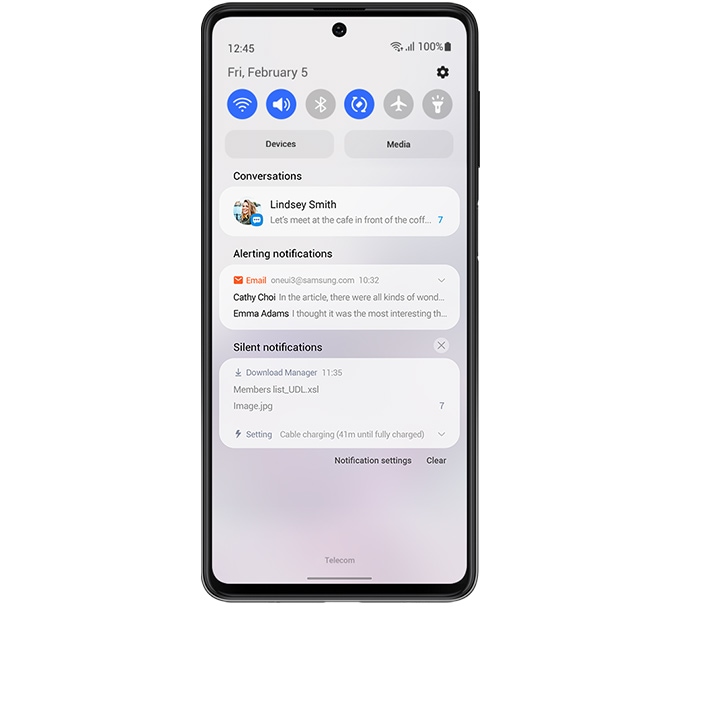 Une vue de face du smartphone Galaxy, affichant le panneau de notification et rapide sur fond blanc, car One UI vous aide à vous concentrer.