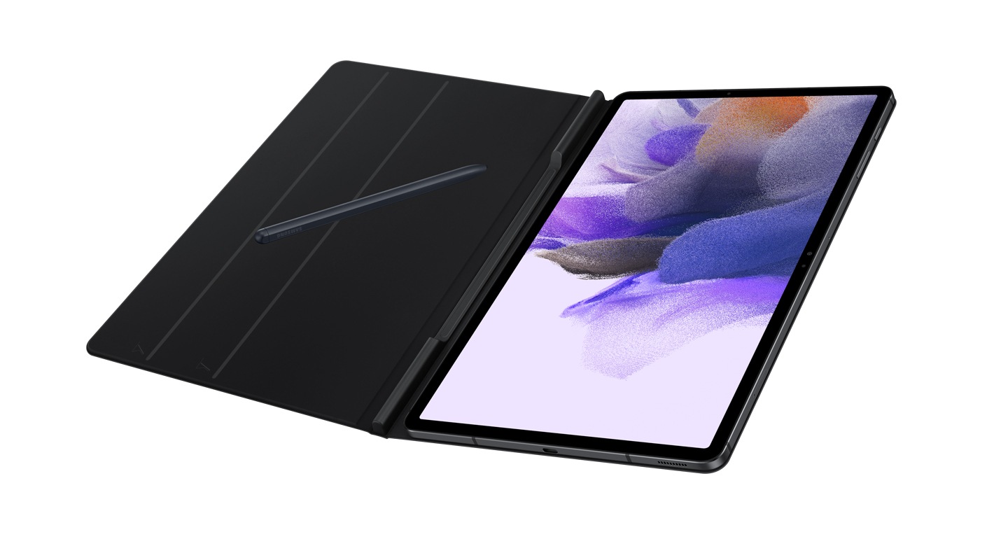 Bìa sách Galaxy Tab S7 Fe được mở, hiển thị trên màn hình của máy tính bảng. và bút được gắn vào bìa sách