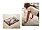 * сначала показана женщина, лежащая лицом вниз и пытающаяся практиковать позу йоги. *второй планшет Galaxy Tab A8 показан на полу в гостиной. На экране запись онлайн-занятия йогой, на котором несколько женщин практикуют позу кобры, с полосой записи внизу.